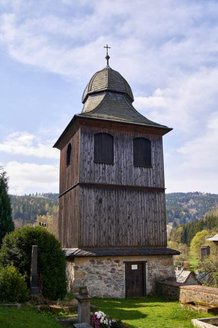 Dřevěná zvonice u kostela sv. Kryštofa v Kryštofově Údolí