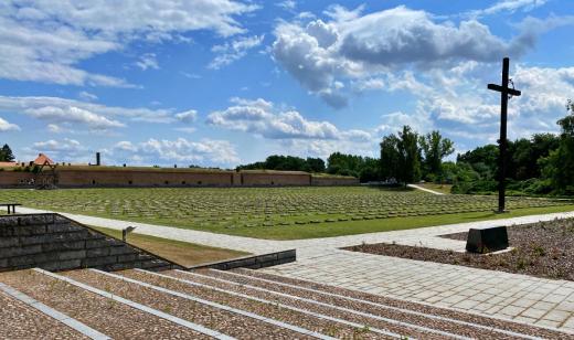 Národní hřbitov Terezín před vstupem do Malé pevnosti