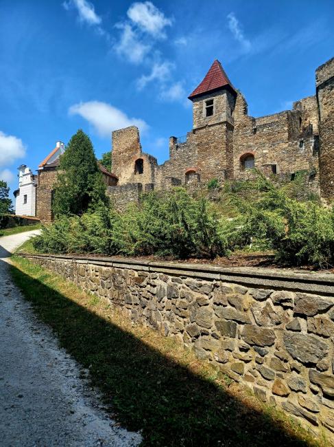 Zřícenina hradu a zámek Klenová