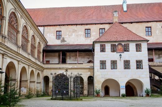 Hrad a zámek Horšovský Týn - nádvorní strana gotického paláce