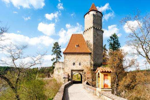 Hrad Zvíkov - Písecká brána s věží Hláskou