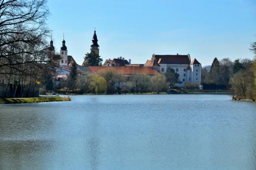 Pohled na telčský zámek od Štěpnického rybníka