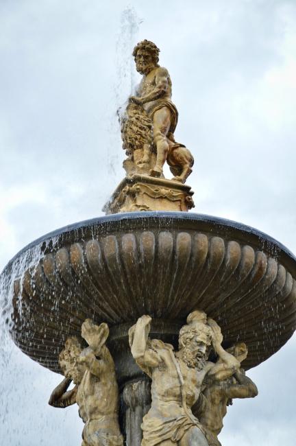 Samsonova kašna - socha Samsona zápasícího se lvem