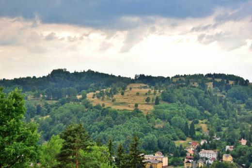 Výhled na Bečov při cestě na bývalé popraviště na Šibeničním vrchu