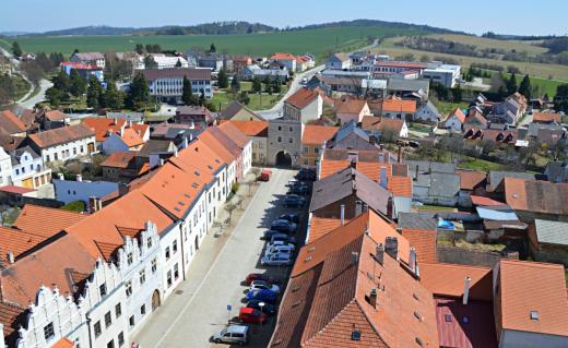 Výhled na Horní náměstí z městské věže ve Slavonicích