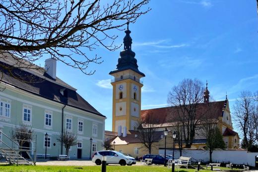 Vyhlídková věž a kostel sv. Jiljí v Moravských Budějovicích